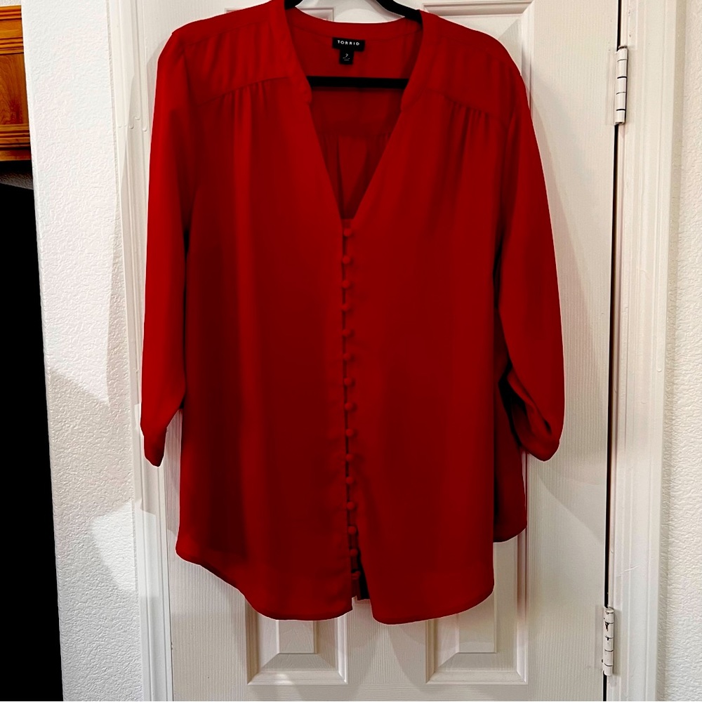 Torrid Georgette button up 3/4 button sleeve detail top.